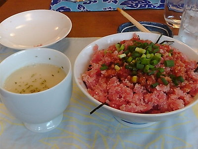 まぐろすきみ丼とスープ